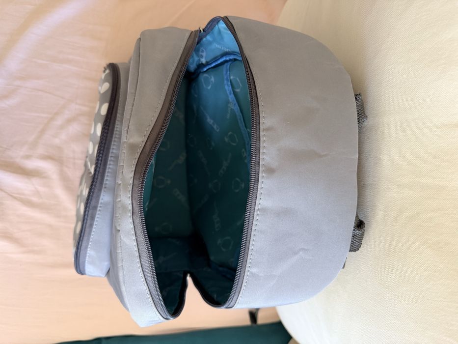 Mochila maternidade cinzenta com bolinhas