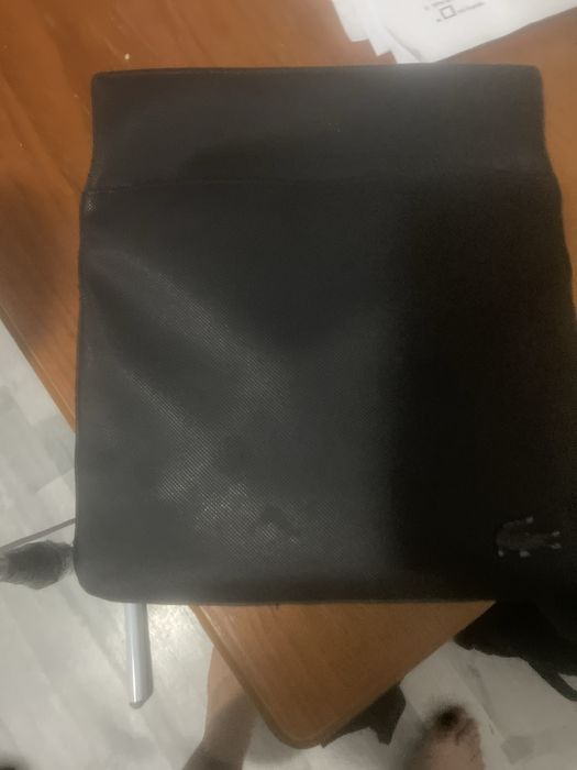 Bolsa lacoste homem quadrada.