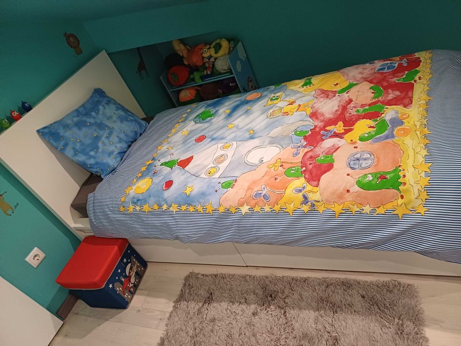 Cama individual com as ripas. Oferta do colchão, edredão e capas.