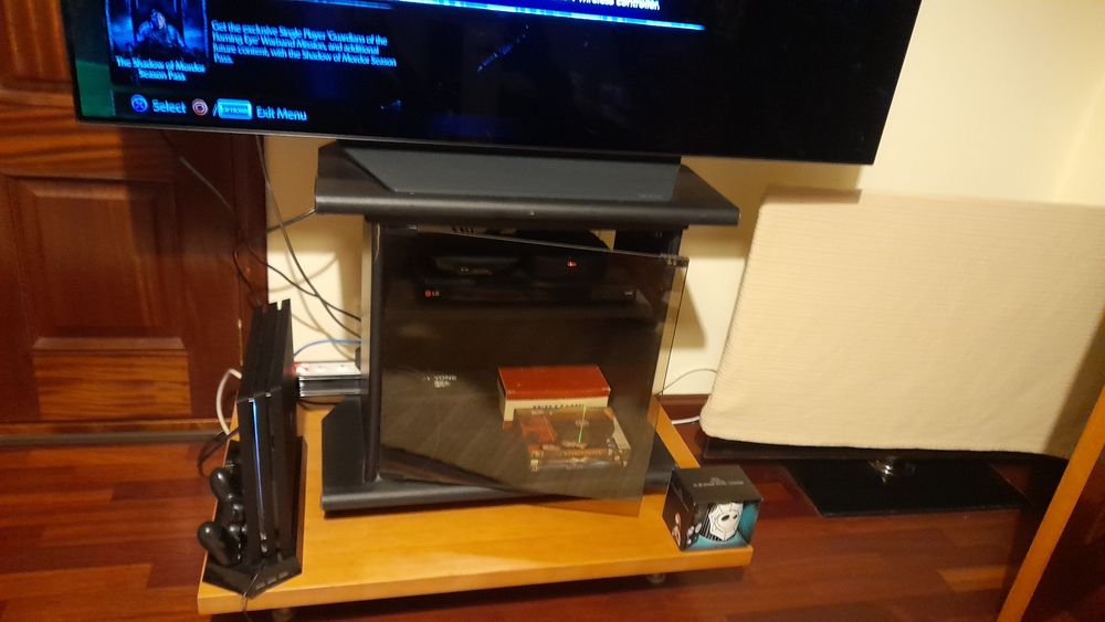 PS4 PRO (1TB SSD) com caixa + Suporte Vertical