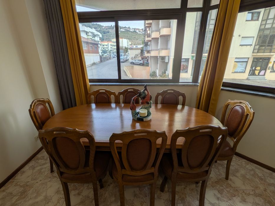 Mesa de jantar oval + 8 cadeiras estofadas, estilo clássico