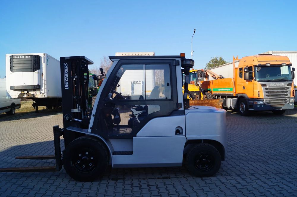 Nissan Wózek widłowy 5 tony udźwigu  Nissan UniCarriers 5000 kg udźwigu z chwytakiem 5 ton