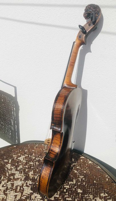 Violino muito antigo com voluta esculpida em cabeça de leão 4/4