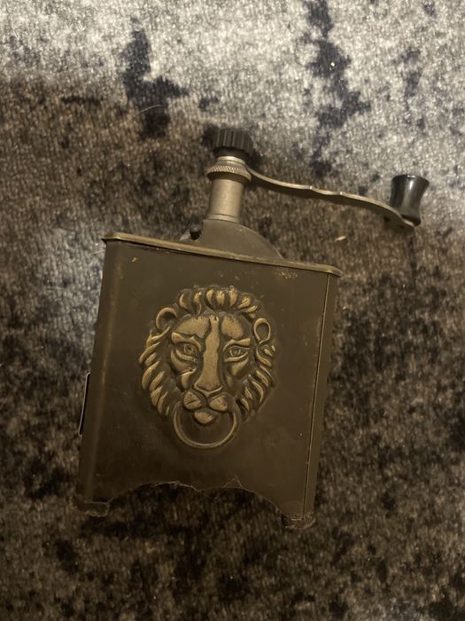 Antyczny ręczny młynek do kawy metalowy z szufladką