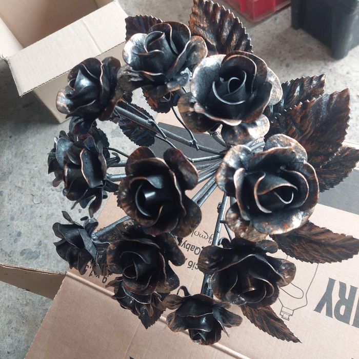 Рози троянди ковані