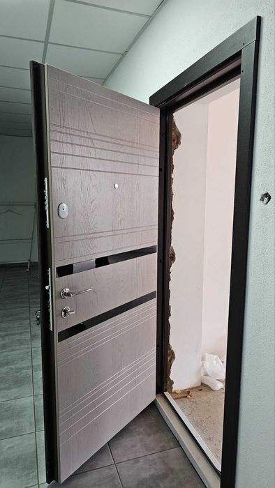 2 к. квартира 85 кв.м. під чистову, розводки, газ. Поряд озеро.