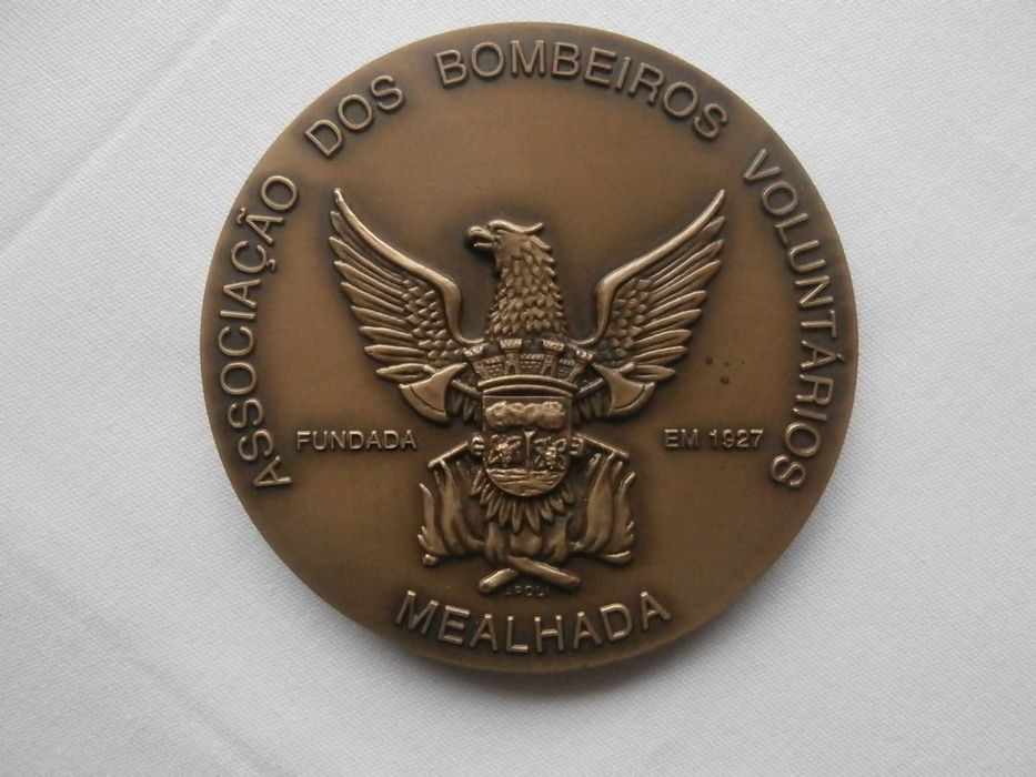 Várias medalhas de bombeiros