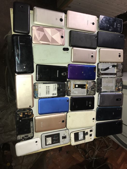 Лот телефонів сенсорні і є кнопкові