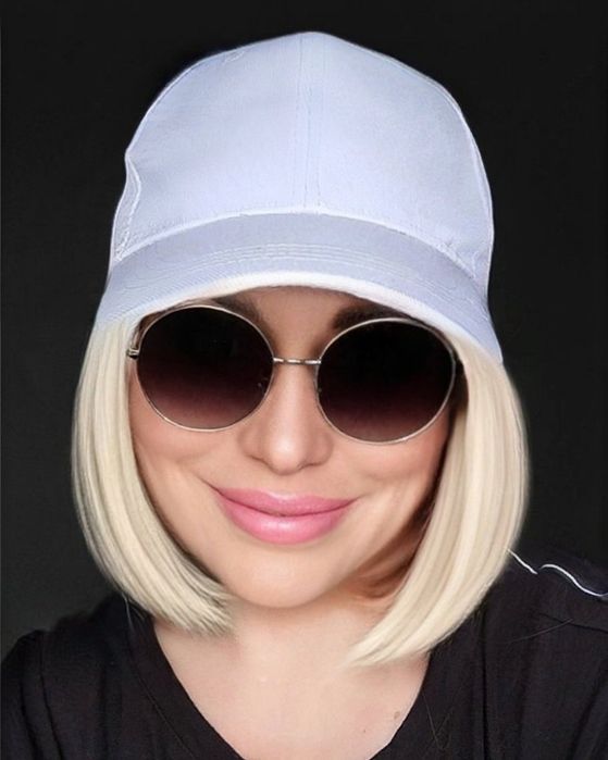 Парик блонд с белой кепкой