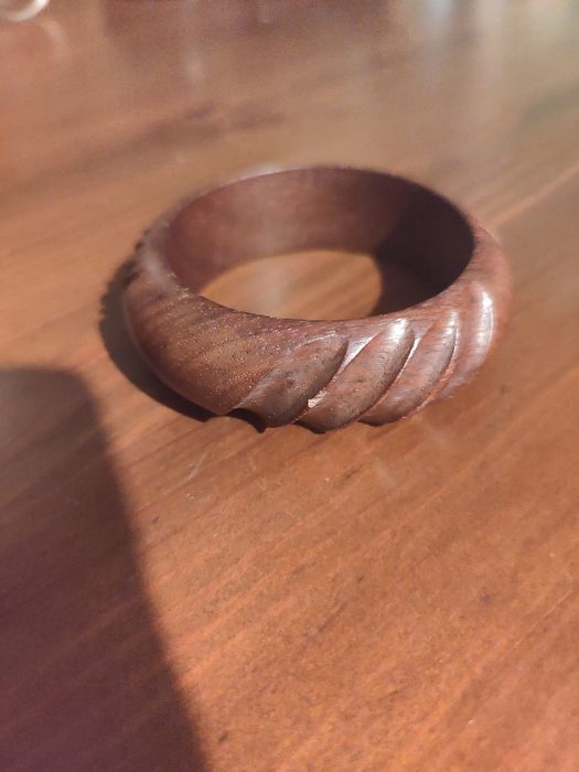 Bransoletka drewniana z tłoczeniem