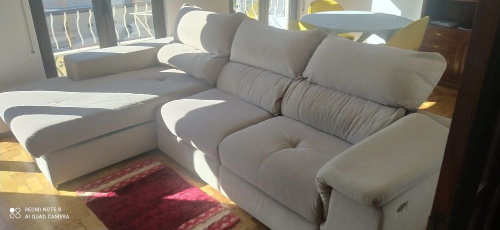 Vendo sofá com baú,elétrico e articulado 03 lugares.