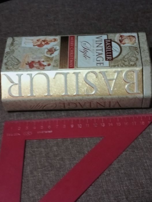 Металлическая коробка из-под чая, новогодняя тематика.