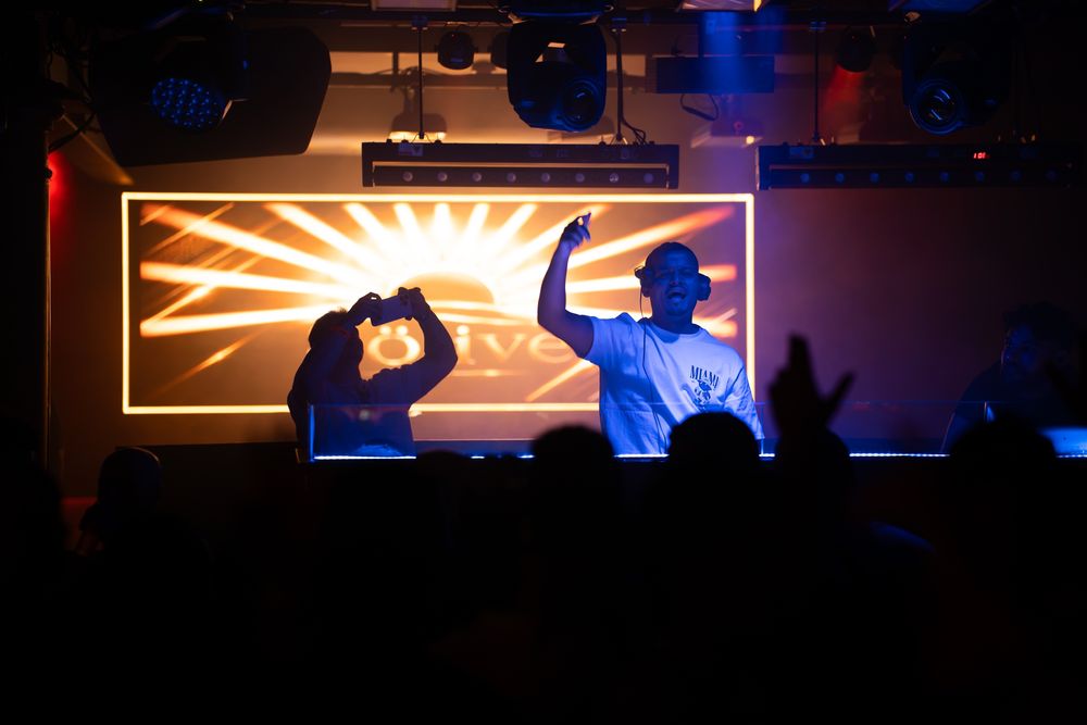 DJ de musica eletrônica