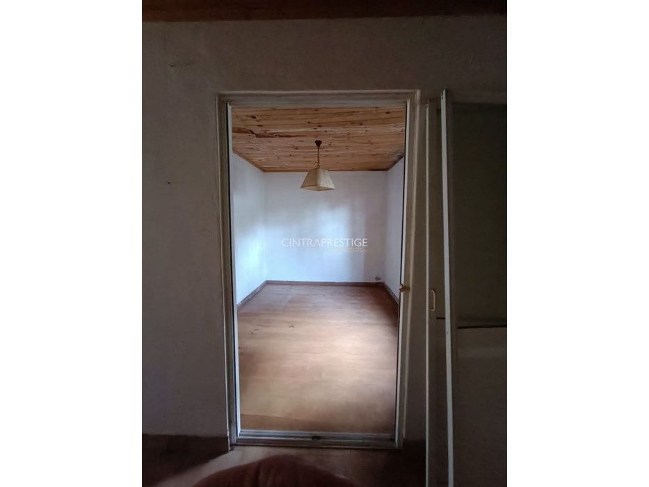 Casa implantada em terreno de 2200 m2 em pleno Pinhal de Colares
