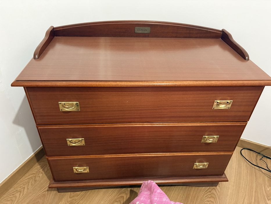 Cômoda castanha 95cm x 72cm