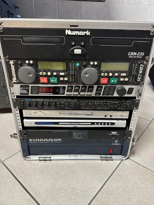 Sistema de som com muito material para desocupar