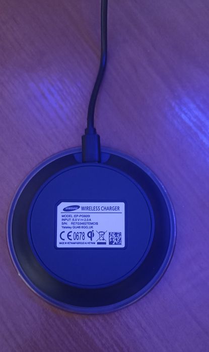 Безпроводне зарядне.