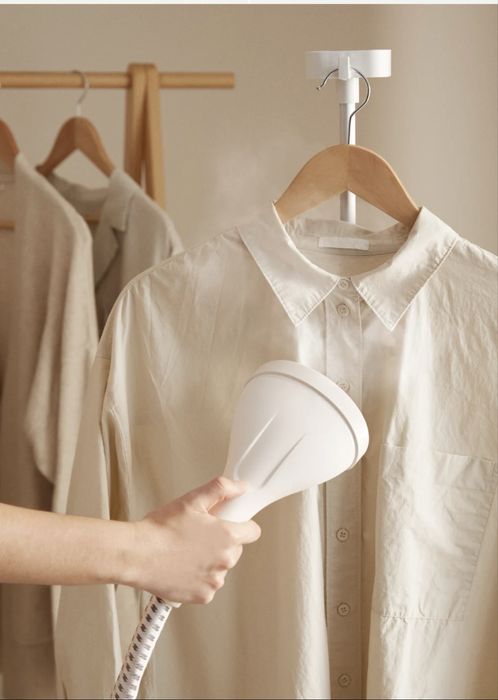 Ferro passar roupa na cor rosa