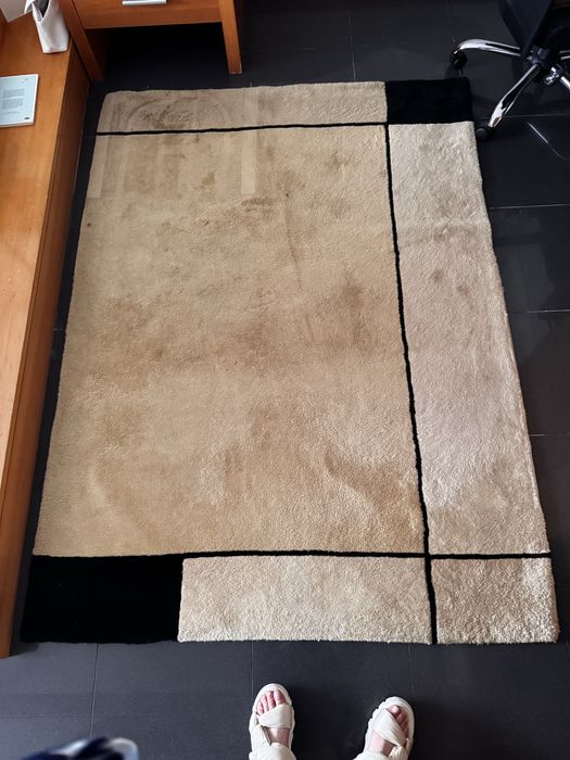 Carpete em lã beje e preto em bom estado