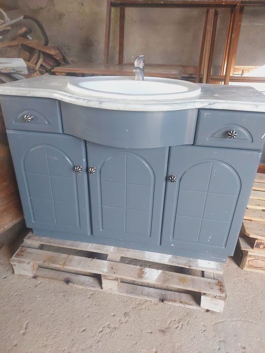 Móvel com pedra e lavatório