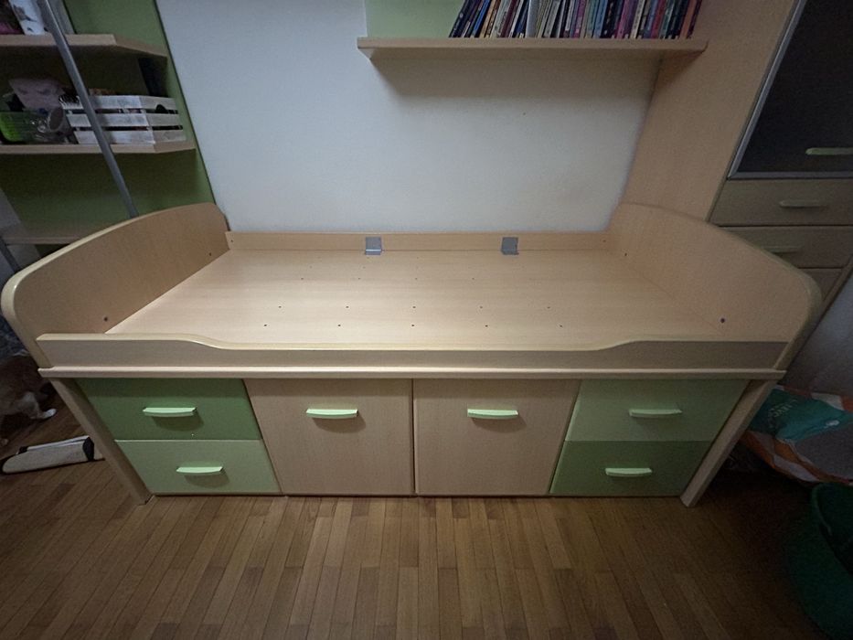 Cama de solteiro, juvenil, com muita arrumação e colchão