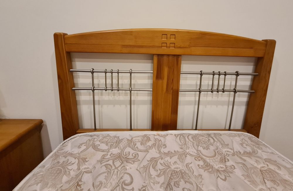 Cama de solteiro e mesinha de cabeceira