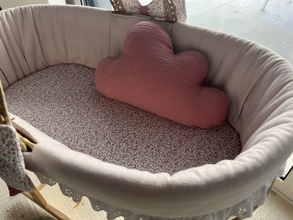 Alcofa e suporte com baloiço