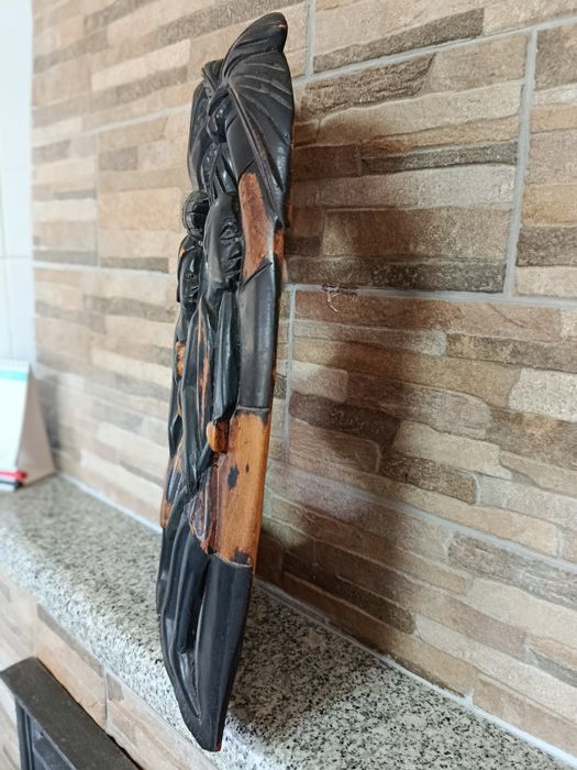 Escultura de casal africano