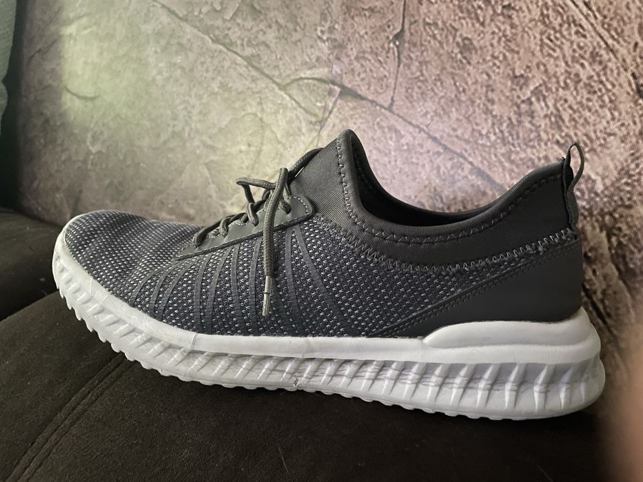 Продам кросівки сірі