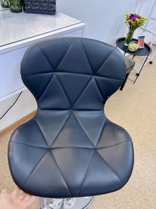 Стул барний, бровіста, візажиста.