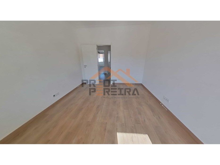 Apartamento T3 totalmente remodelado - Santo António dos Cavaleiros...