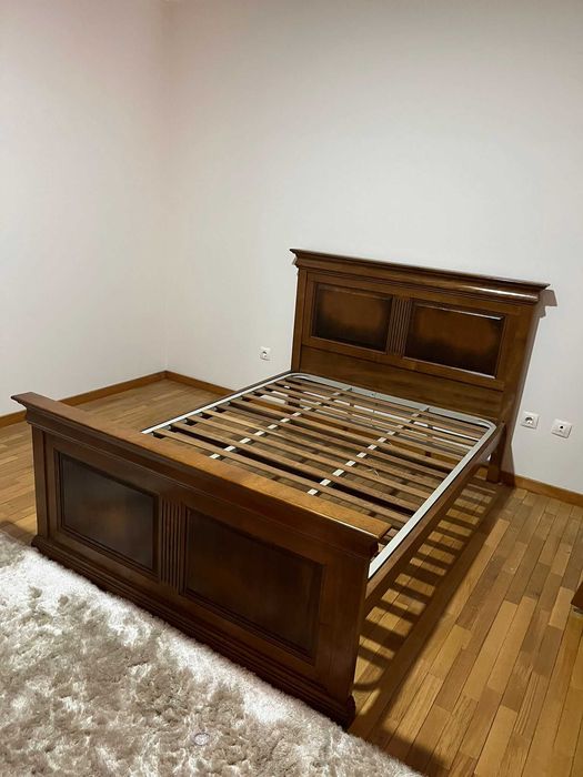 Conjunto de Móveis de Quarto em Madeira Maciça - 250€