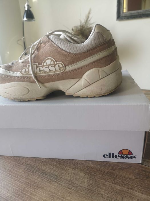 Buty sportowe Elesse.