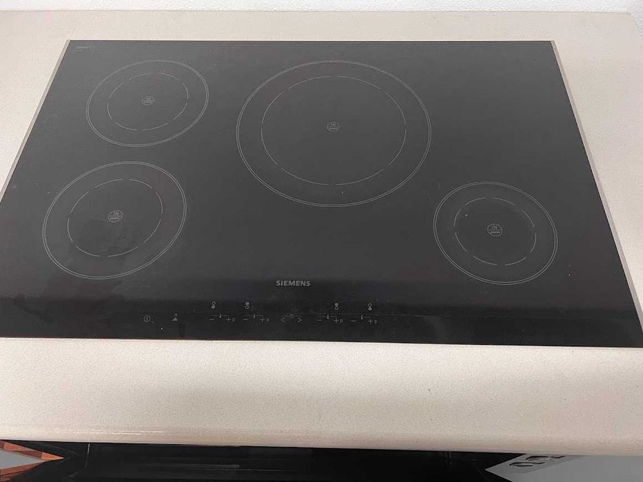 Móvel com placa e forno