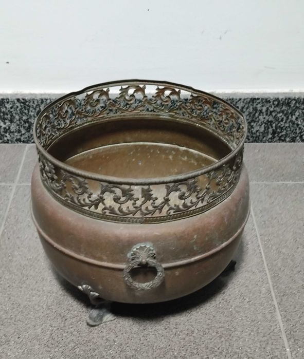 Floreira antiga em latão