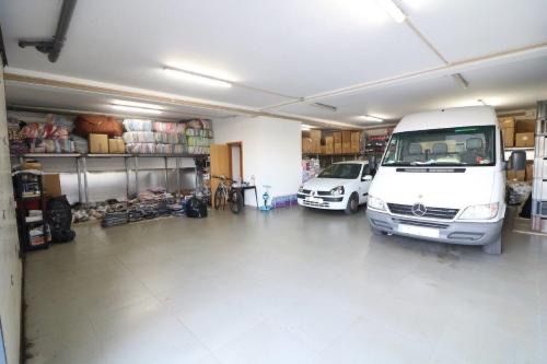 Arrenda se armazem com 125 m2