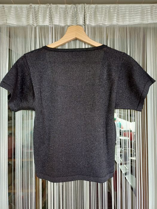 Camisola curta de manga curta e gola quadrada de cor preta com brilhantes (M)