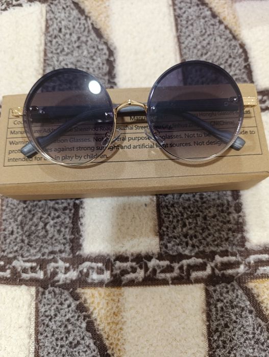 Сонцезахисні окуляри.