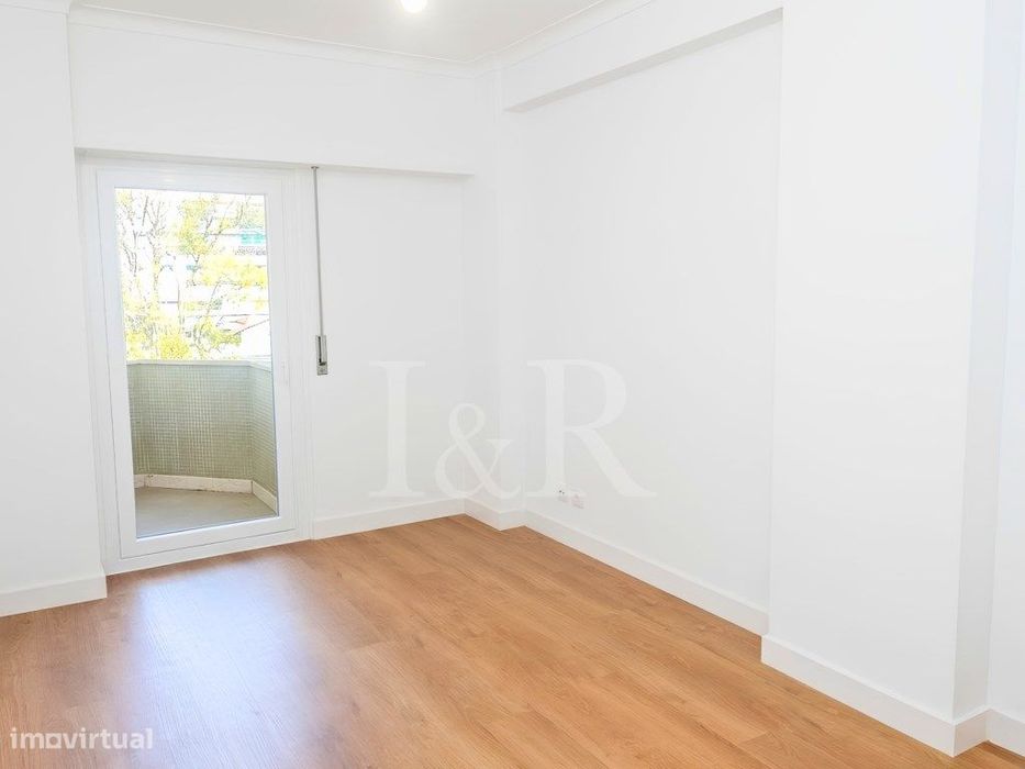 Apartamento T3 com varanda e estacionamento na Estrada da Luz, Lisboa