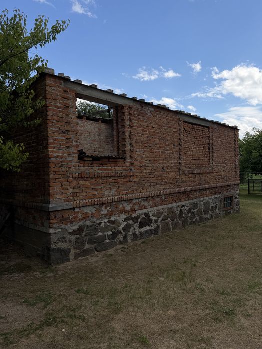 Продаж недобудованого будинку з великою приватизованою ділянкою в центрі села