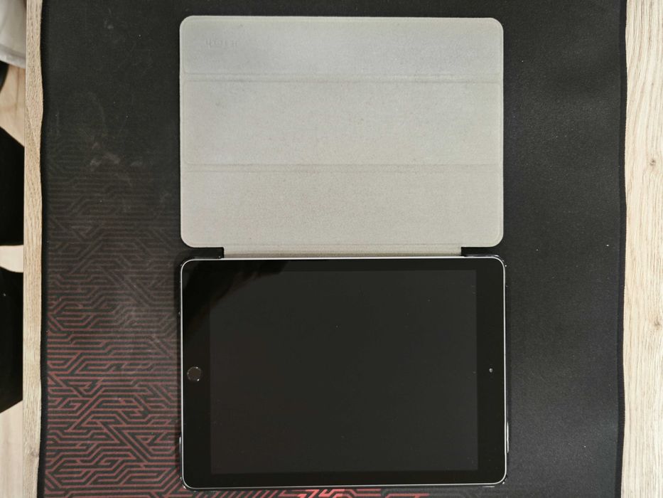 Apple iPad 6th Gen (A1893) 9.7" 32GB - Cinzento Sideral, WiFi