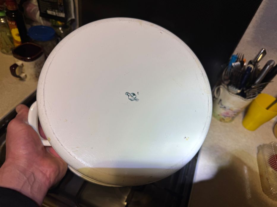 Продам потужну велику-6 літрів ємальовану кастрюлю