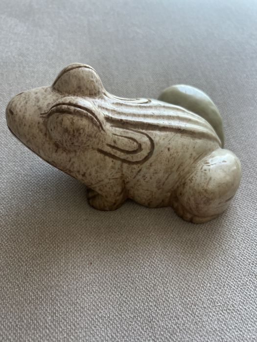 Sapo em jade natural