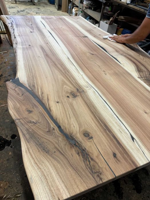 Mesa em madeira maciça rústica,borda o vivo.Rustic solid wood table