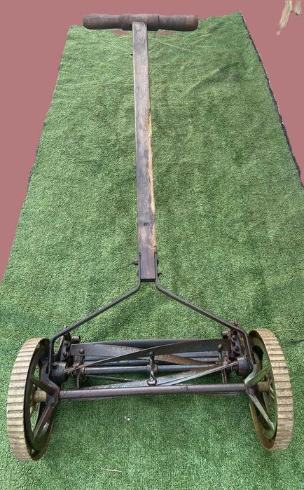Maquina de cortar relva antiga, manual, operacional
