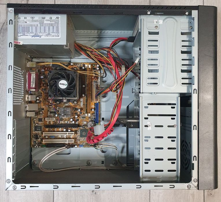 Системный блок настольного компьютера Asus с дисководом.