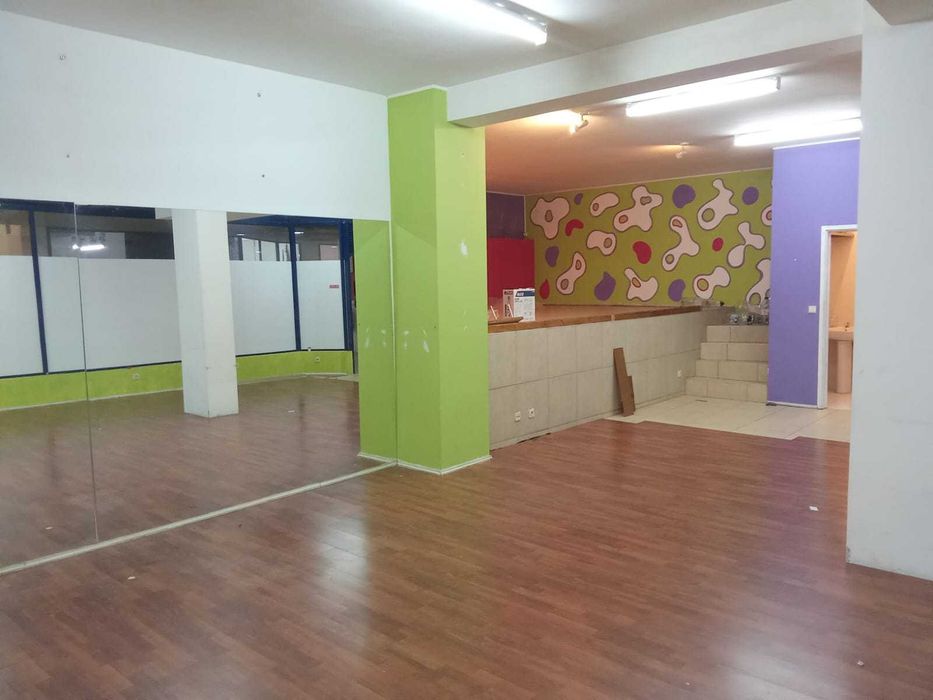 Loja 80m2 situada em Espinho junto à estação de Comboios