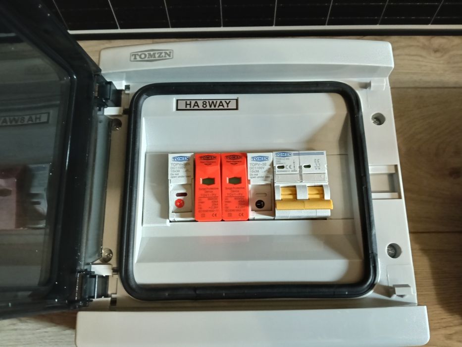 Щиток захисту сонячних панелей TOWZN та інвертора від блискавки.