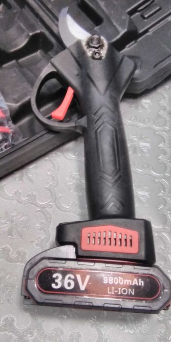 Tesoura de poda com 2 bateria, nova na caixa.