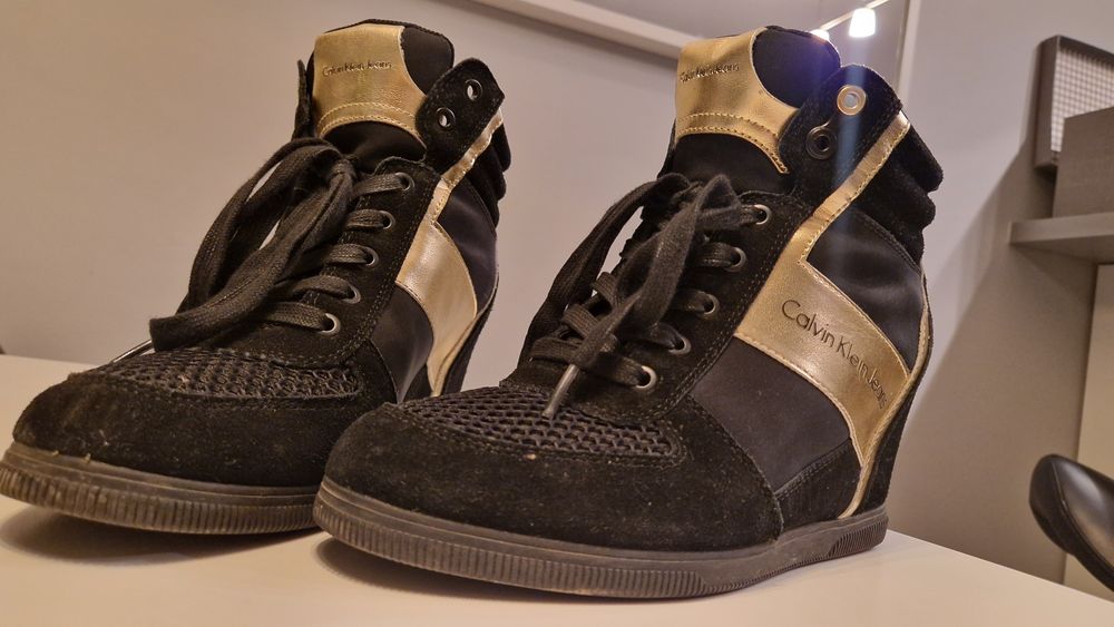 Buty Calvin Klein Beth czarno zlote sneakersy na koturnie 41